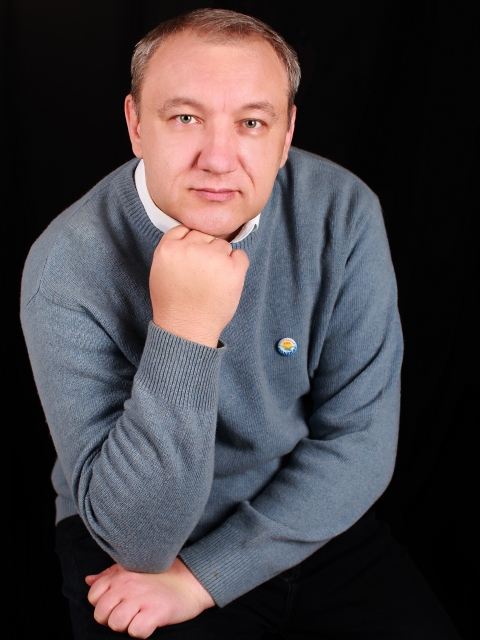  сидя в свитере.JPG